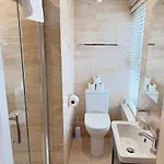 Luxury 2 Bedroom Townhouse - Town Centre 3 Minute Walk -free Parking -wifi