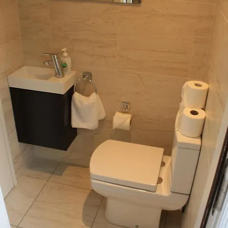 3 Fair Hill House Centrally Located With Parking And Wifi Sleeps 6 Holiday home