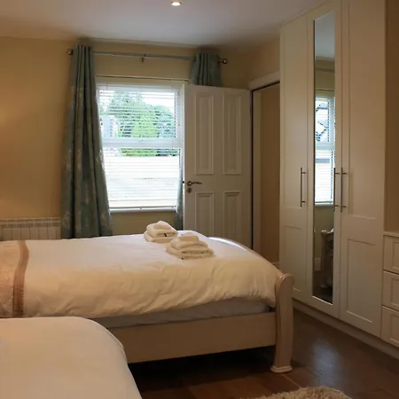 3 Fair Hill House Centrally Located With Parking And Wifi Sleeps 6 Holiday home *