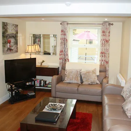 3 Fair Hill House Centrally Located With Parking And Wifi Sleeps 6 Holiday home *