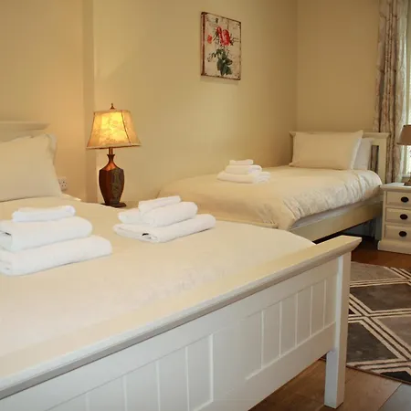 3 Fair Hill House Centrally Located With Parking And Wifi Sleeps 6 *