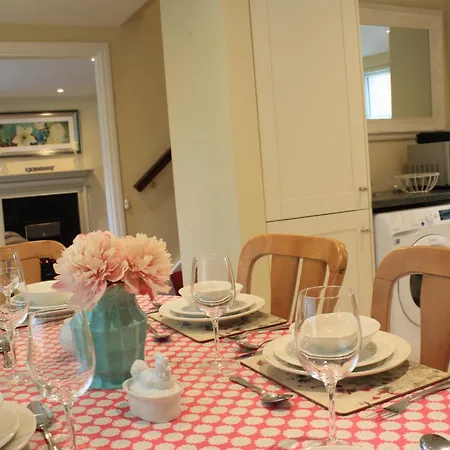 3 Fair Hill House Centrally Located With Parking And Wifi Sleeps 6