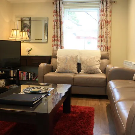 3 Fair Hill House Centrally Located With Parking And Wifi Sleeps 6