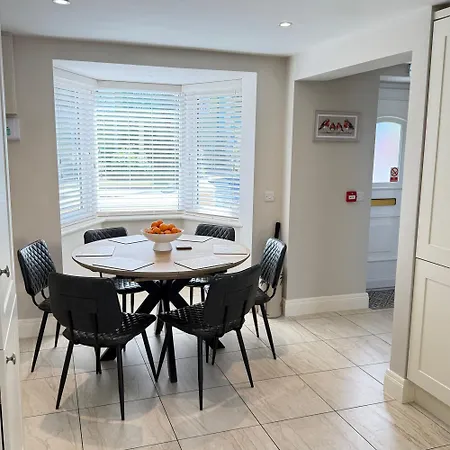 ホームステイ Cosy Town House - 3 Minute Walk To Town Centre With Free Parking And Wifi Sleeps 6 *