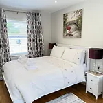 Homestay Luxury 2 Bedroom Townhouse - Town Centre 3 Minute Walk -free Parking -wifi