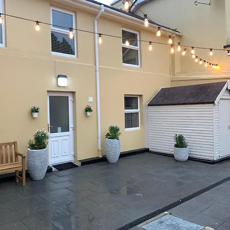 Cosy Town House - 3 Minute Walk To Town Centre With Free Parking And Wifi Sleeps 6