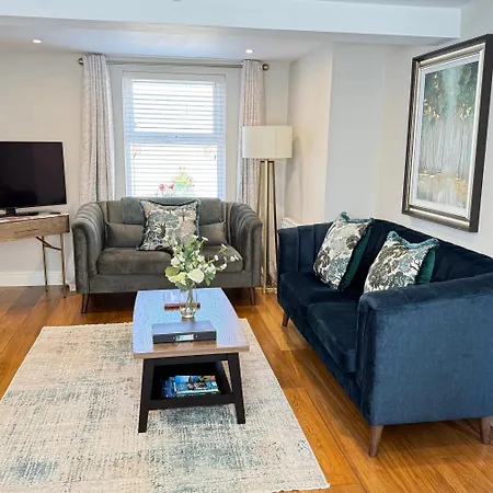Luxury 2 Bedroom Townhouse - Town Centre 3 Minute Walk -free Parking -wifi Homestay *