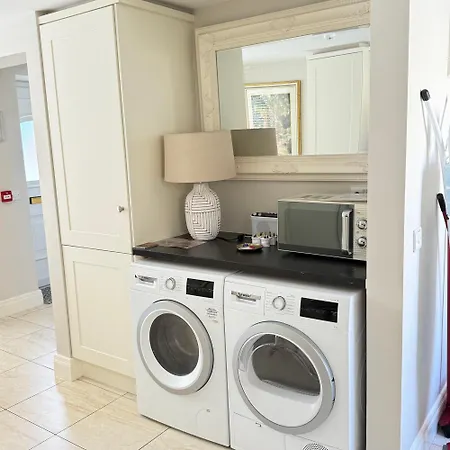 Luxury 2 Bedroom Townhouse - Town Centre - Free Private Parking Ubytování v soukromí