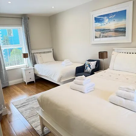 Luxury 2 Bedroom Townhouse - Town Centre - Free Private Parking