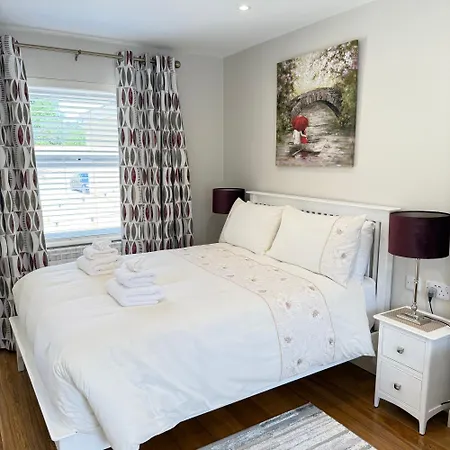 Privatunterkunft Cosy Town House - 3 Minute Walk To Town Centre With Free Parking And Wifi Sleeps 6