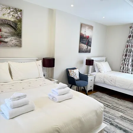 Cosy Town House - 3 Minute Walk To Town Centre With Free Parking And Wifi Sleeps 6 בית אירוח קיל איירן