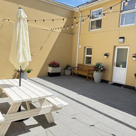 Cosy Town House - 3 Minute Walk To Town Centre With Free Parking And Wifi Sleeps 6 בית אירוח קיל איירן