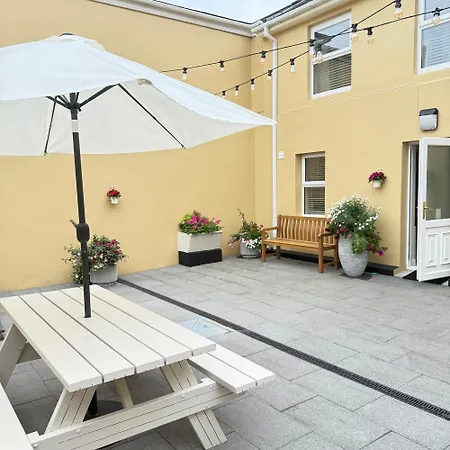Luxury 2 Bedroom Townhouse - Town Centre - Free Private Parking
