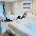 Luxury 2 Bedroom Townhouse - Town Centre 3 Minute Walk -free Parking -wifi Quarto em Acomodações Particulares