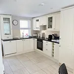 Luxury 2 Bedroom Townhouse - Town Centre 3 Minute Walk -free Parking -wifi Quarto em Acomodações Particulares