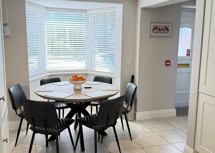 Homestay 3 Fair Hill - Luxury 2 Bedroom - Town Centre -free Parking Wi-fi *