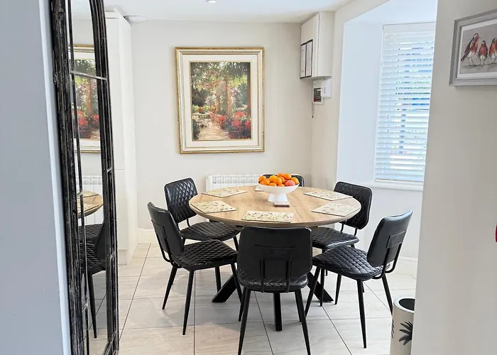 Homestay 3 Fair Hill - Luxury 2 Bedroom - Town Centre -free Parking Wi-fi Killarney